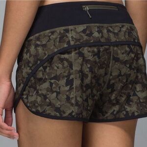 Lululemon Run: Speed Short *4-way Stretch in Mystic Jungle Fatigue Green Black 4